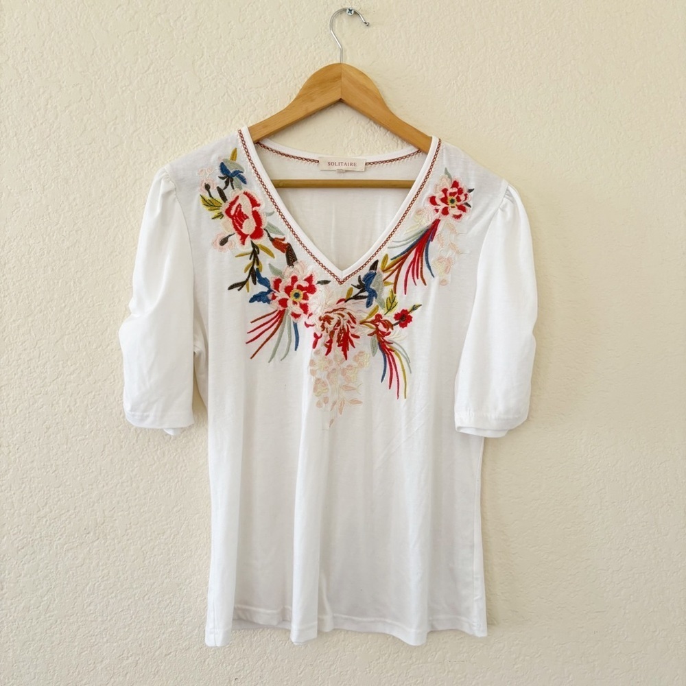 Solitaire Embroidered Floral V-Neck Top Size L Excellent White Puff Sleeve